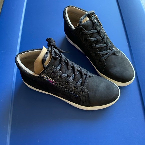 naturalizer black tennis shoes